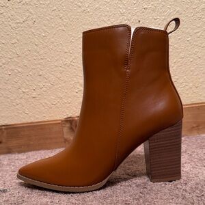 Pointy toe chestnut brown booties with side zip and chunk heel women’s size 8
